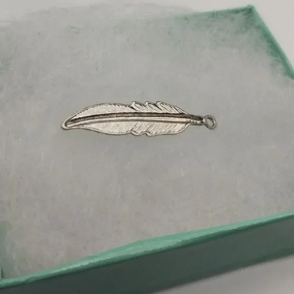 Silver feather‎ charm