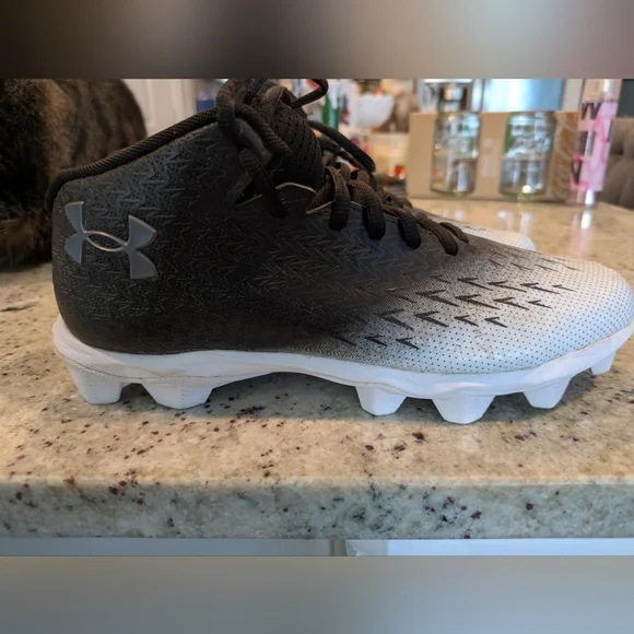 Under Armour Spotlight Franchise 4.0 RM football cleat in black and white.