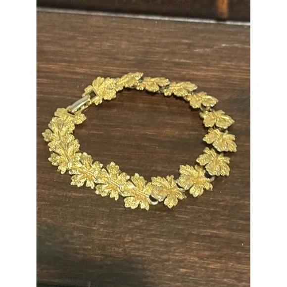Vintage Napier Gold Tone Leaf‎ Link Bracelet Signed Textured Botanical Design