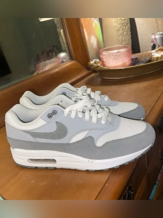 Nike Air Max 1 Smoke Grey Sneakers Men’s 9.5 HM9936-001 Excellent
