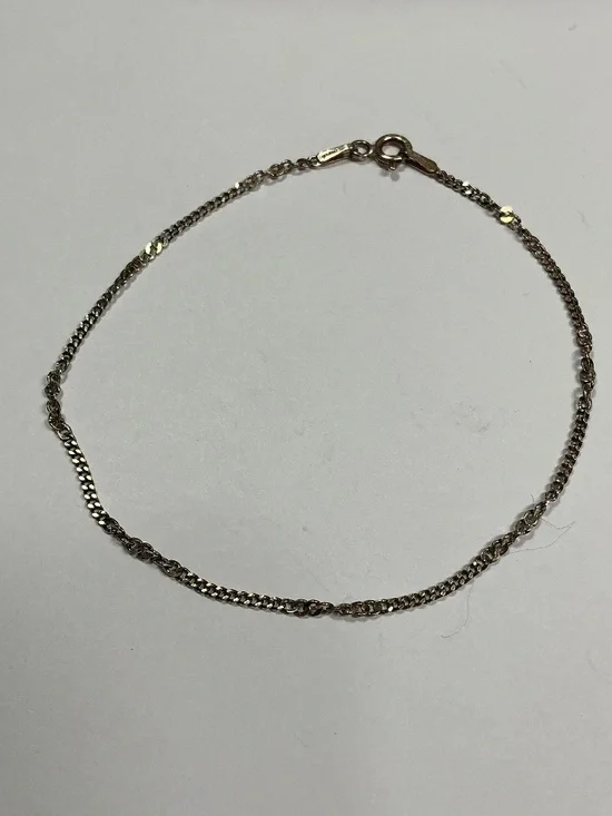 YGI Sterling Silver Petite Curb Chain Bracelet. 7.5 inches long