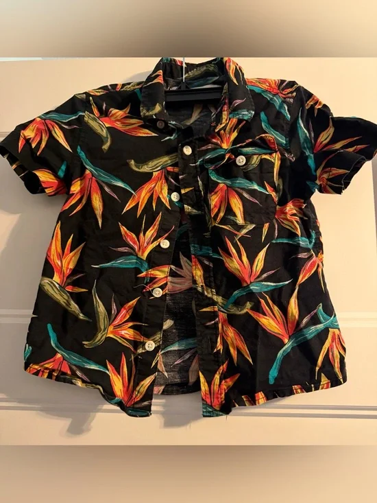Old Navy Black Short-Sleeve Button-Up Shirt with Tropical Floral Print