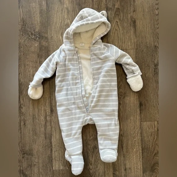 Old Navy Bunting Winter onesie - 6-12 Months