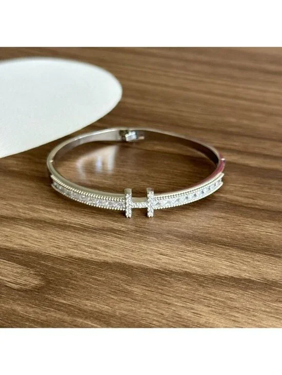 Elegant Silver Bracelet Q257