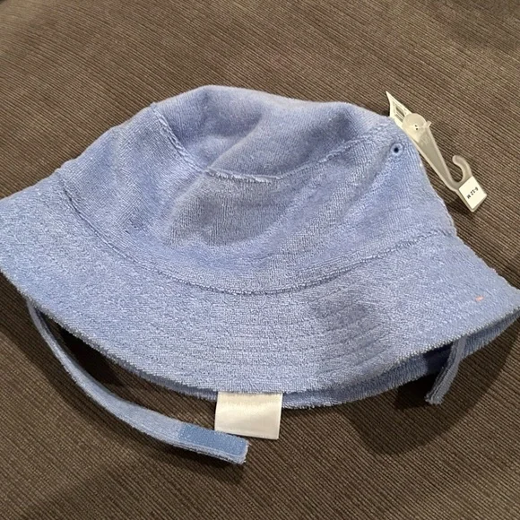 Old Navy Terry cloth Baby Sun hat w strap 6-12mo