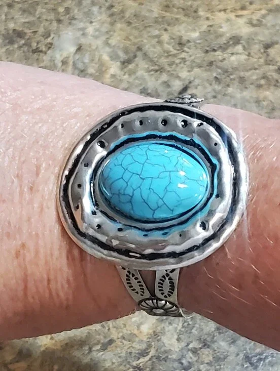 VINTAGE METAL SILVER TONE CUFF BRACELET. TURQUISE COLOR STONE. Handmade