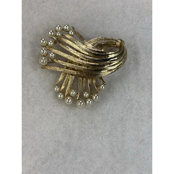 Vintage Lisner Gold Tone Faux Pearl Brooch Pin Classic Glam Occasion Heritage‎
