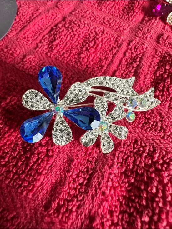 Source Unknown Blue and Clear Crystal Floral Brooch