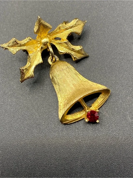 DODD’S Vintage Christmas Brooch Gold Tone Bell Red Stone