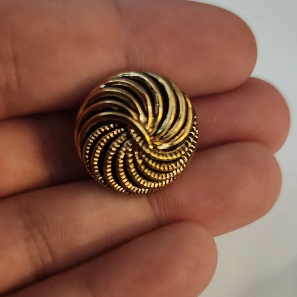 Elegant Gold Swirl shoe charms