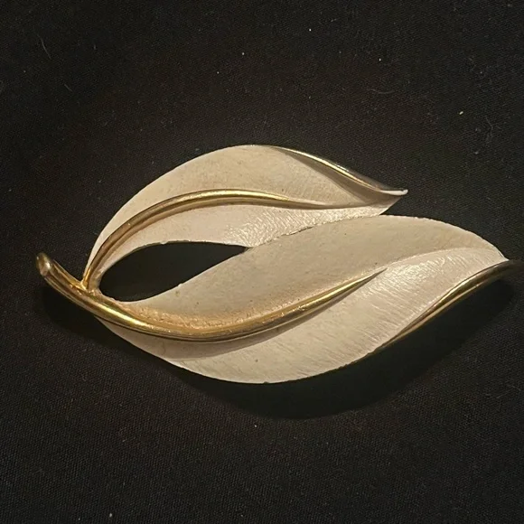 Vintage Sarah Coventry Leaf Brooch “Pearlized Perfection” 1960s