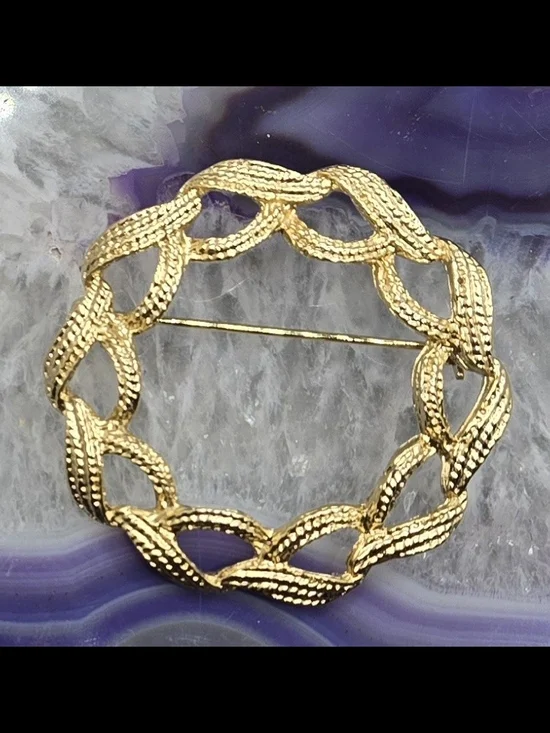 Textured Wreath Circle Brooch Gold Tone EUC Measures 1¾