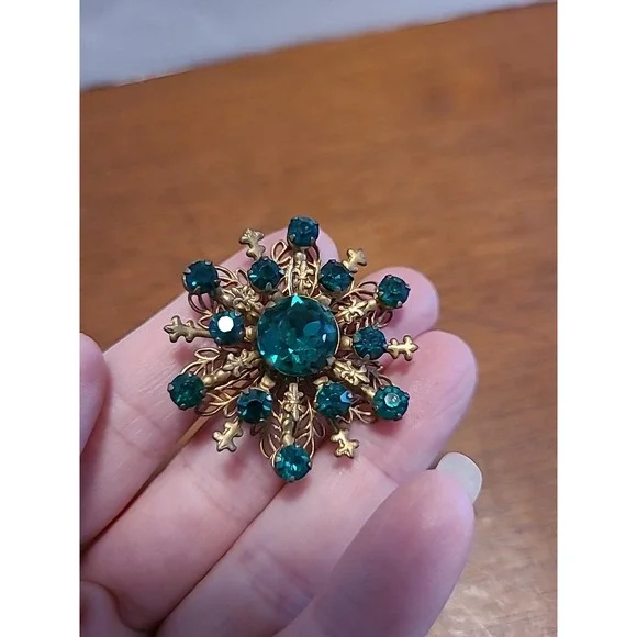 Vintage Gold Tone And‎ Emerald Star Burst Brooch 1.5