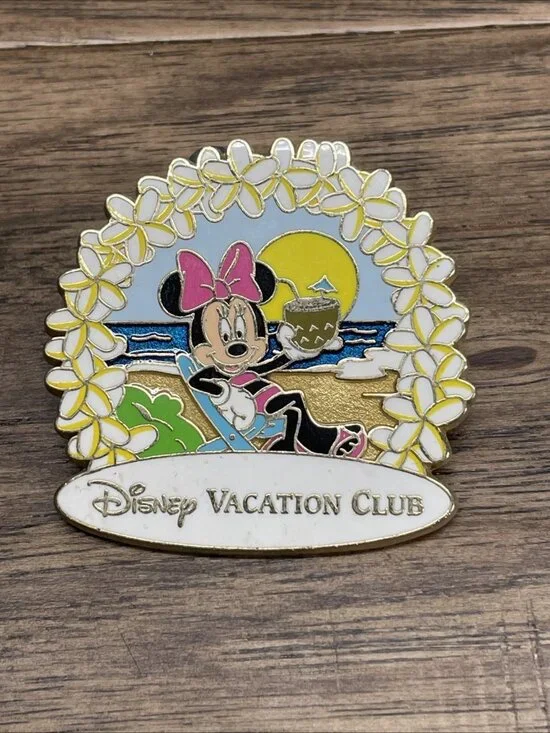Disney Vacation Club Pin 2010 DVC Exclusive Minnie Mouse on the Beach KG JD