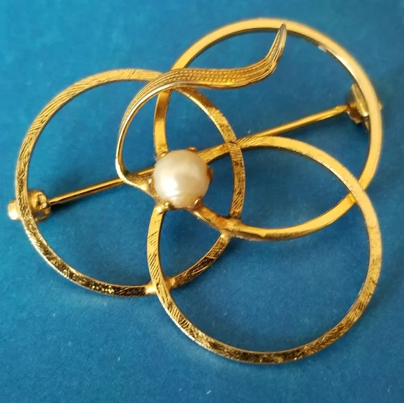 Vintage brooch real pearl circle brooch gold tone pearlcore fall autumn pin