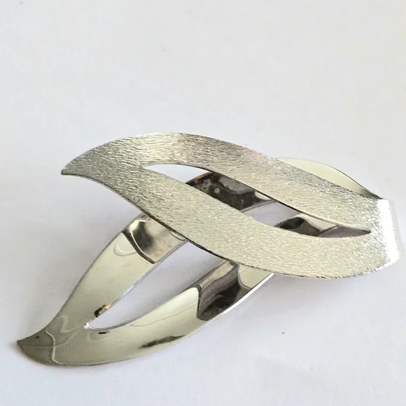 Vintage Sarah Coventry brooch silver pin crossover