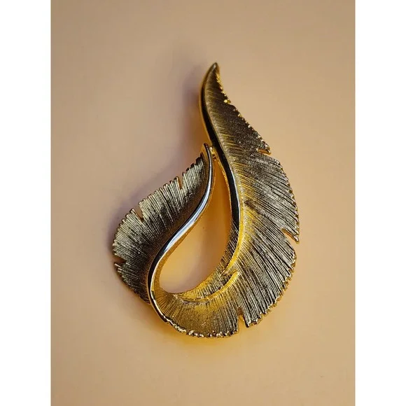 65 Yr Old Vtg SARAH COVENTRY Brooch Pin Brushed‎ Gold Tone Feather Leaf Textured