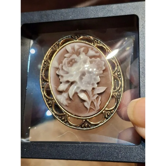 Cameo brooch 70's floral