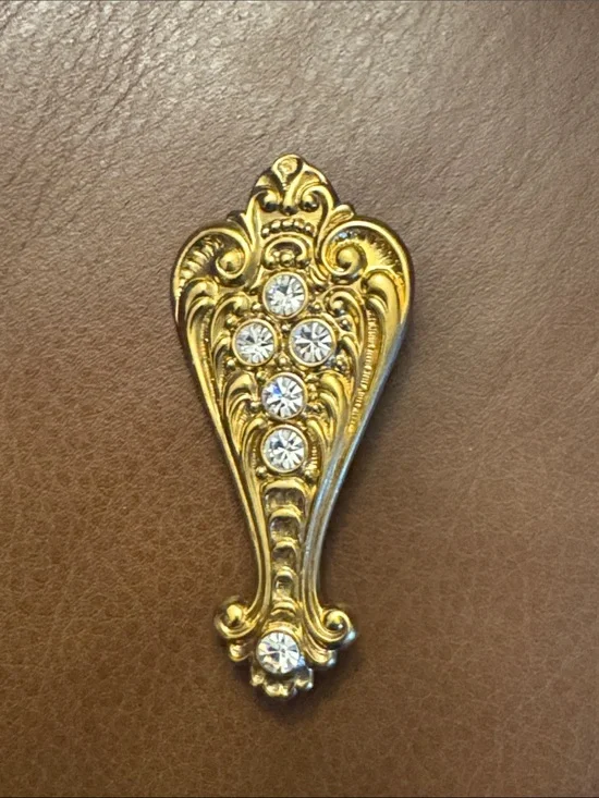 NWT 1928 vintage style gold tone ornate scroll design brooch with rhinestones