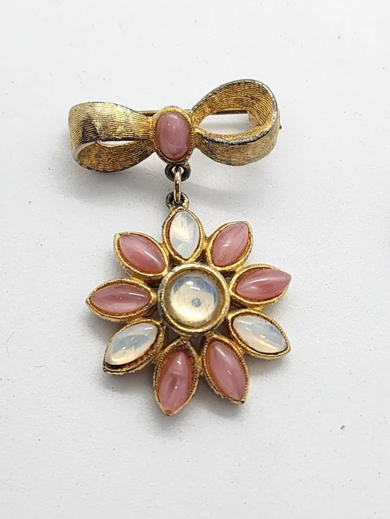 ✨️ 5 For 25 ✨️Gold Tone Pink and Opalescent Flower Drop Brooch