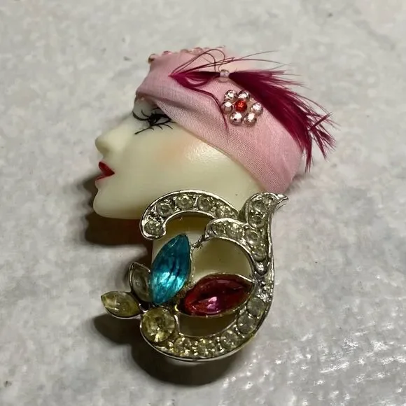 LINDA Rosshirt Porcelain Face Brooch