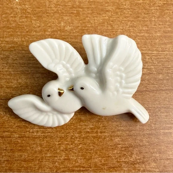Vintage Lennox pear of‎ Dove lovebird brooch