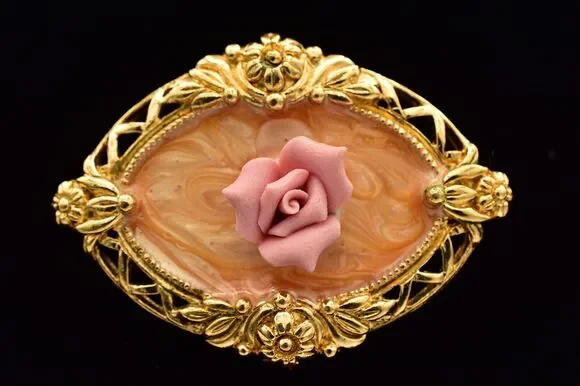 Avon Vintage Porcelain Rose Pin Brooch Enamel Gold Tone Romantic 1980s BinBG