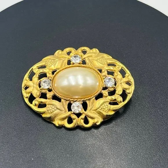 Victorian Vintage Faux White‎ Pearl Gold Tone Filigree Oval Rhinestone Brooch