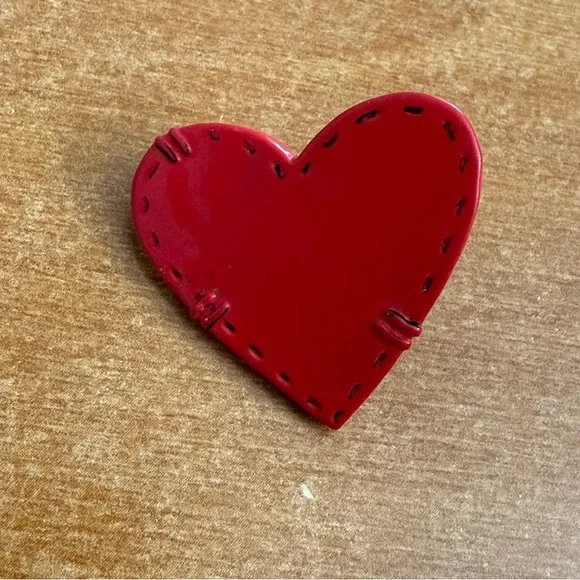 Red Heart‎ Brooch
