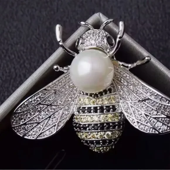 Elegant Silver Bee Brooch with Pearl and Rhinestones Women's Fashion Accessory‎