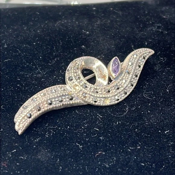 925 Sterling Silver Marcasite Pin Brooch with an Amethyst Stone