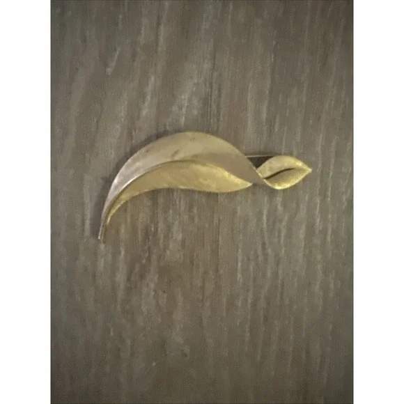 Vintage Crown Trifari Brushed Silver Tone Leaf Abstract Twist Pin Brooch  Signed