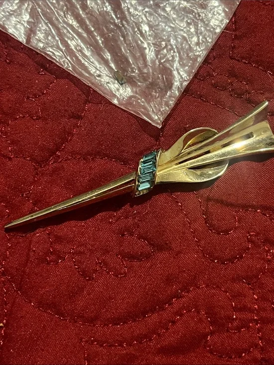 Authentic Signed Boucher 3173 Gold-Tone *loose rhinestone” included stem brooch