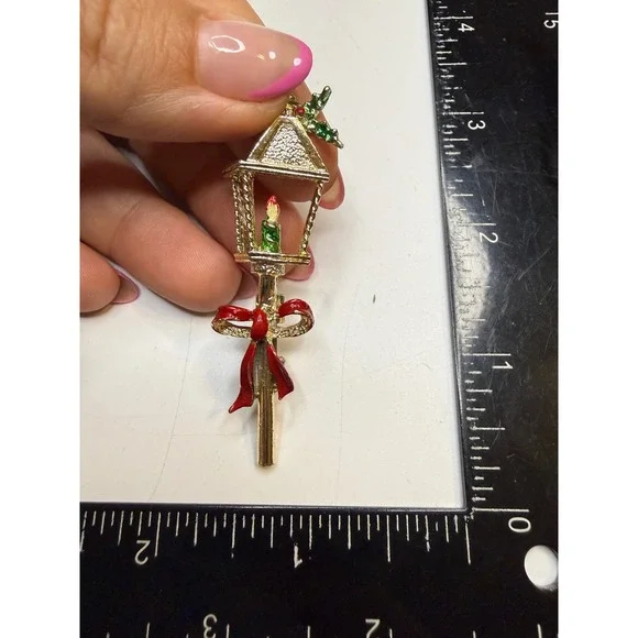 Gerrys Christmas Street Lamp Brooch Pin Gold Tone Red Bow Enamel Holiday Jewelry