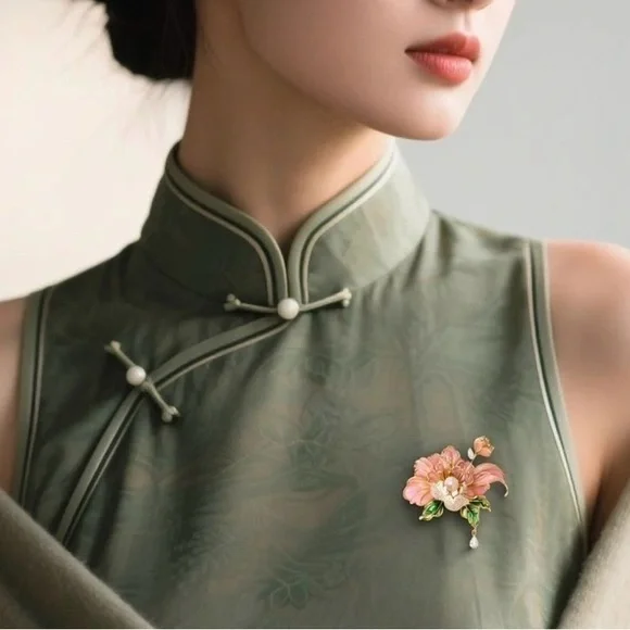 Timeless Bloom –‎ Vintage Style Pink Pearl Flower Brooch for Elegance new