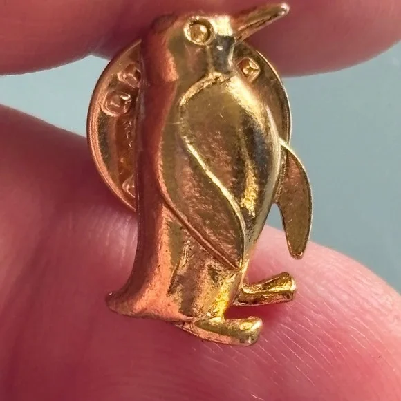 Vintage NEW 1960s Women's‎  OS Gold Penguin Lapel Pin Animal Brooch