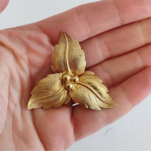 Vintage Brushed Textured Gold Tone Brooch Pin Berries And Leaves