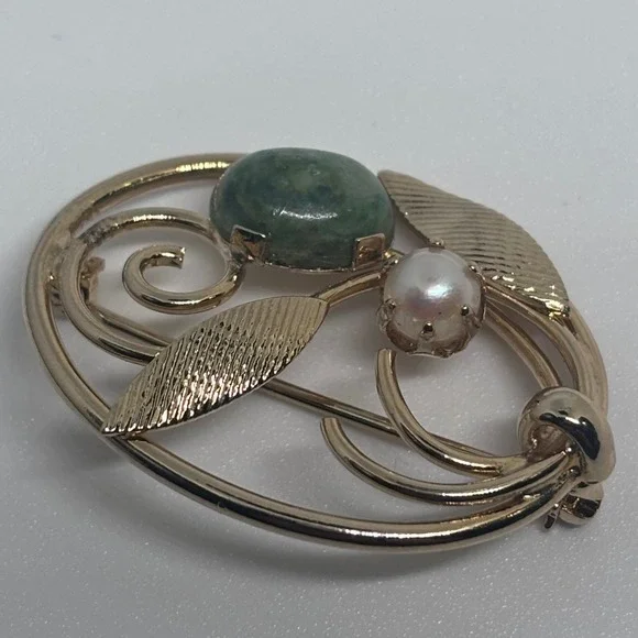 Vintage‎ Sarah Coventry Brooch Gold Tone Leaf Faux Pearl Green Stone