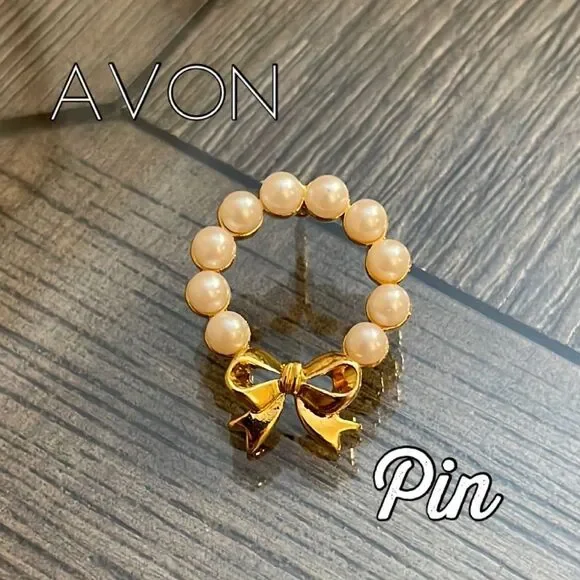 Vintage 1999 AVON Pearlesque Wreath Pin with Goldtone Bow