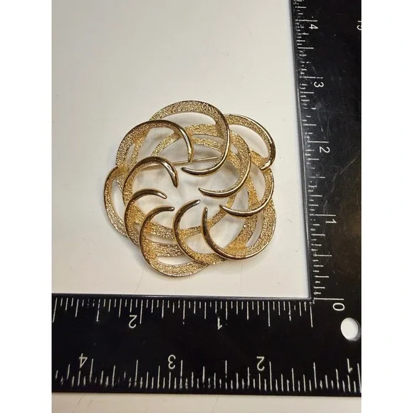 Vintage Sarah Coventry Gold Tone Textured Swirl Wreath Brooch Pin Mid-Century