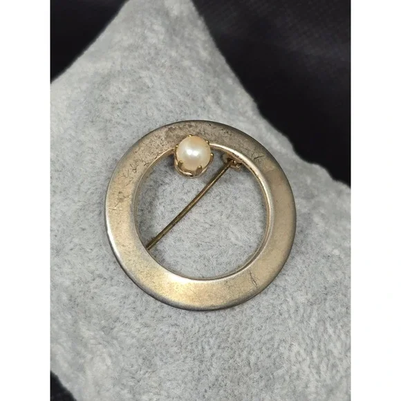 Vintage Gold Tone Circle Brooch Faux Pearl Accent Minimalist Round Pin 1 Inch