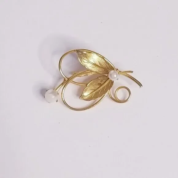 5/$25 Vintage Gold & Pearl leaf Brooch