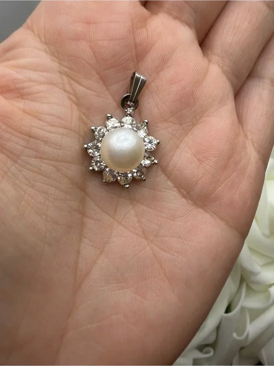 Classic Pearl and Crystal Starburst Pendant - White