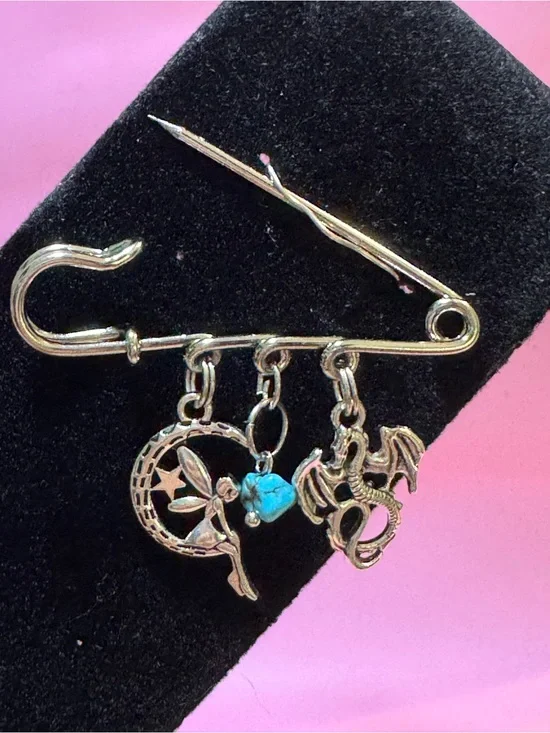 🧚 🐉 Silver toned Safety Pin Brooch with Turquoise Accent