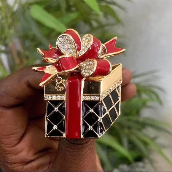 RARE St John festive Christmas Crystals Rhinestones Present Gift Box Brooch Pin