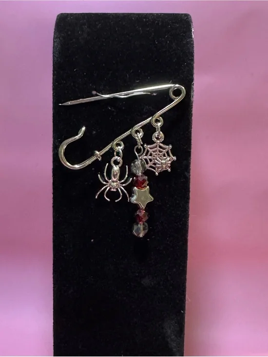 🕷️ 🕸️♥️ Spooky Girls!! Silver toned Safety Pin Brooch with Red Crystal Beads