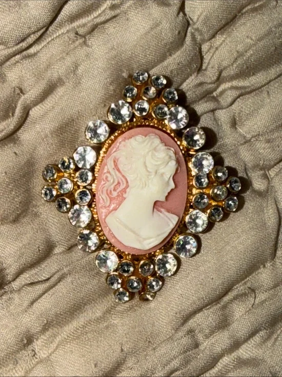 Canes brooch crystal with aurora borealis surrounding the oval female profile