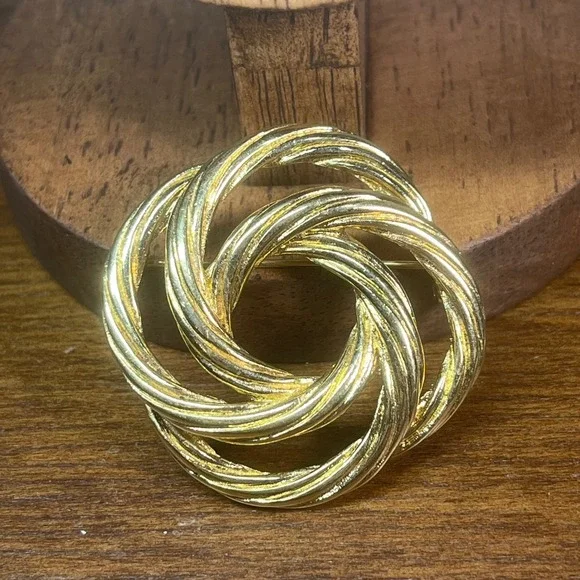 Vtg Monet Gold Tone Textured Interlocking Love Knot Rope Brooch Pin Signed