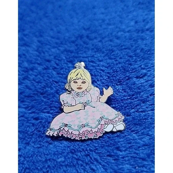 VTG RARE ENAMEL Pin QUEEN ELIZABETH GIRL DOLL 2002 BADGE LAPEL BROOCH Collectibl