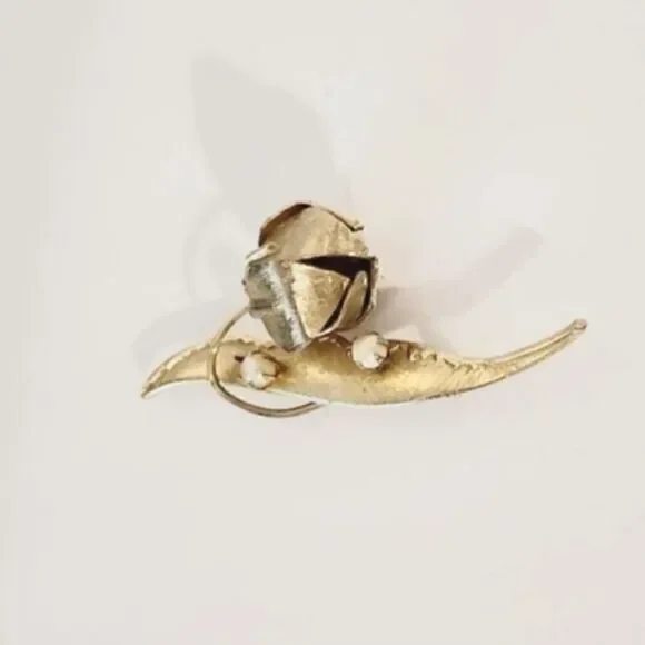 Vintage gold pearl  flower brooch